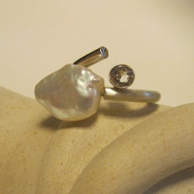 Ring barokparel witte topaas